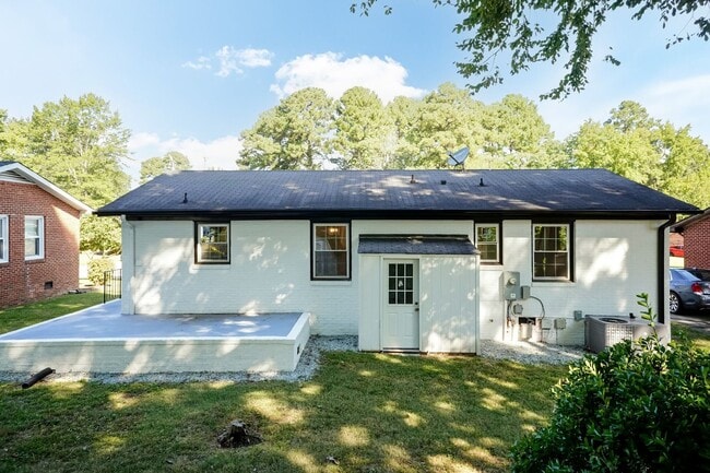 Building Photo - Three Bedroom Home!