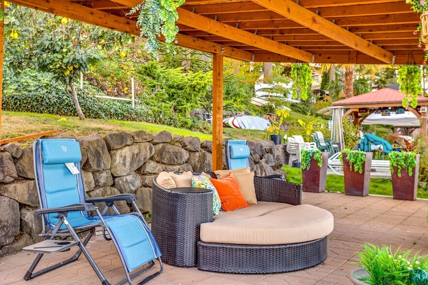 Gazebo area with a day bed - 26332 135th Ave SE
