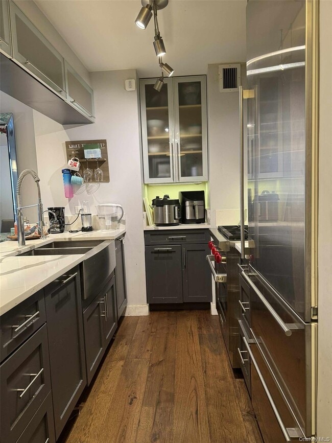 Building Photo - 275 W 96th St