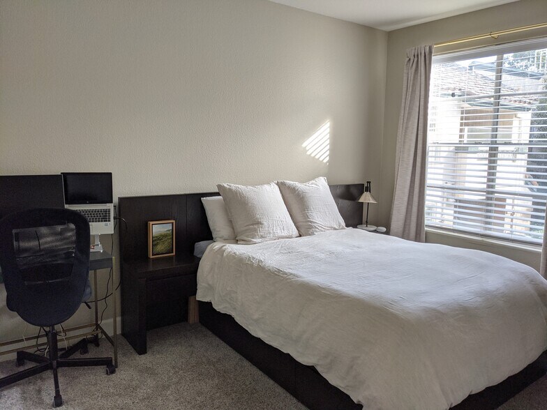 Building Photo - 3544 Caminito El Rincon