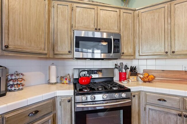 Building Photo - 2085 Pinehurst Ct