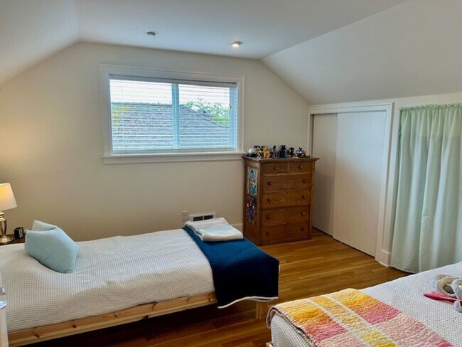 Building Photo - Spacious 4 Bedroom Home Minutes from Green...