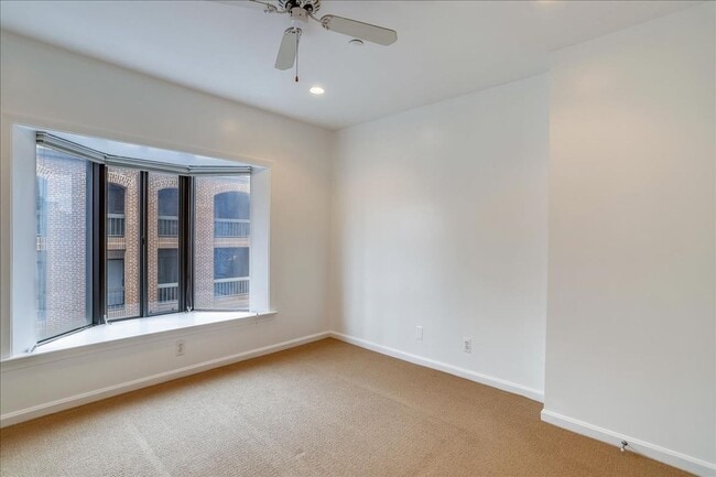 Building Photo - Updated townhome in popular Paper Mill Cou...