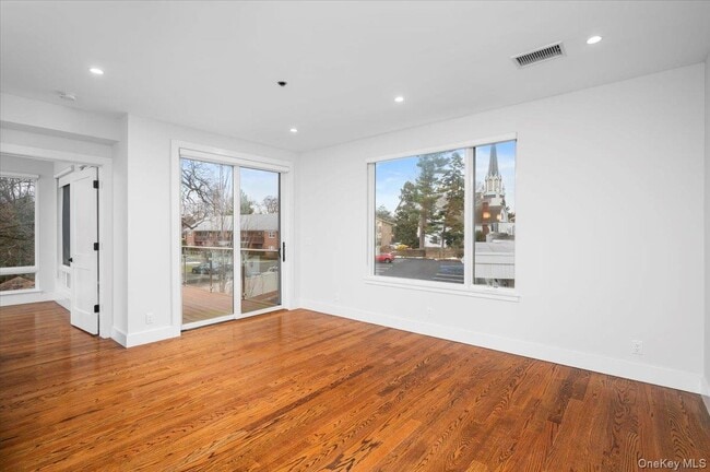 Building Photo - 422 E Boston Post Rd