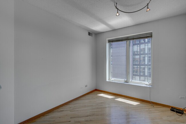 Building Photo - 515 Main St