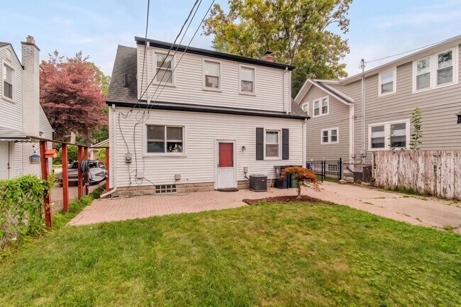 Building Photo - 727 Forest Ave