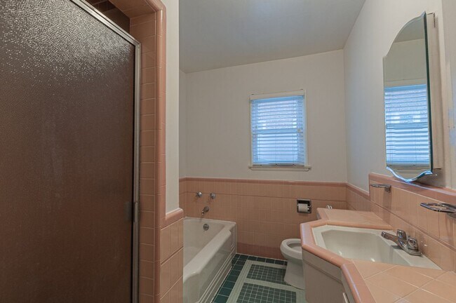 Building Photo - 1056 Carmona Ave