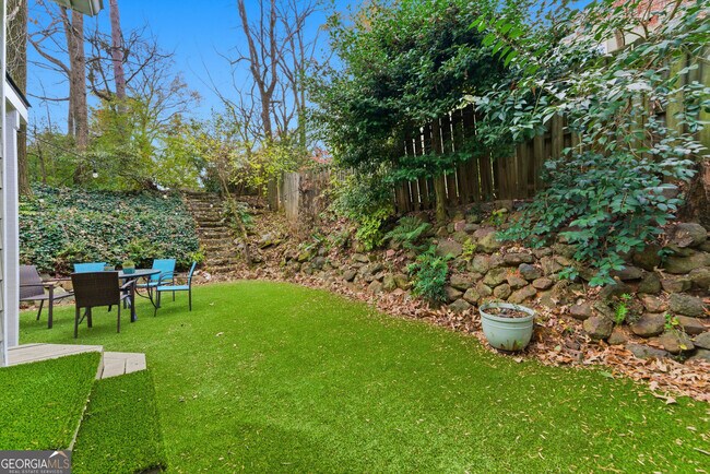 Building Photo - 302 Hascall Rd NW