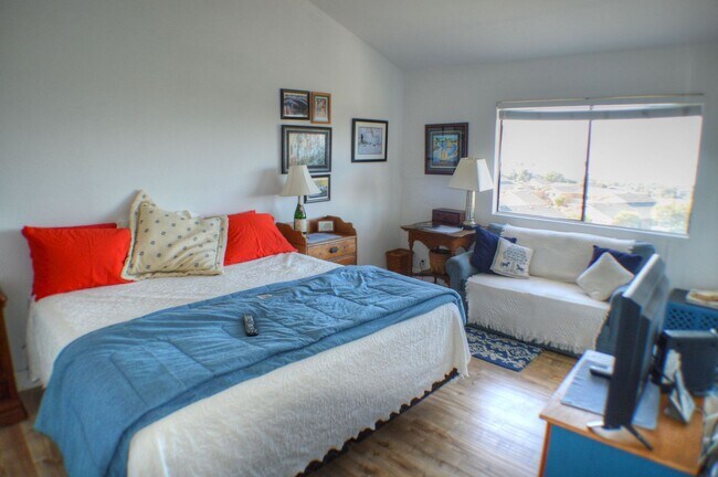 Building Photo - Panoramic ocean view from this 2 bedroom condo up on the hills of San Clemente