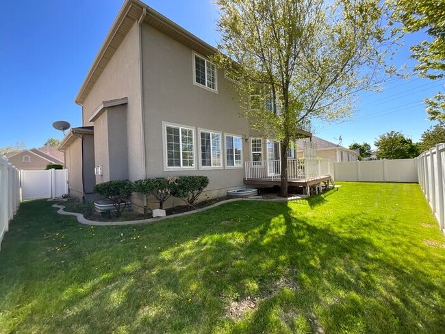 Building Photo - 6 bedroom 3 1/2 bathrooms 2 car garage Lar...