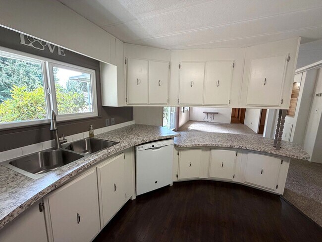 Building Photo - Updated 2 bedroom 2 bath manufactured home