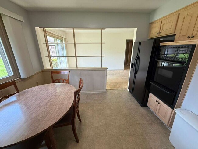 Building Photo - 3 BED 1.5 BATH SINGLE FAMILY HOME