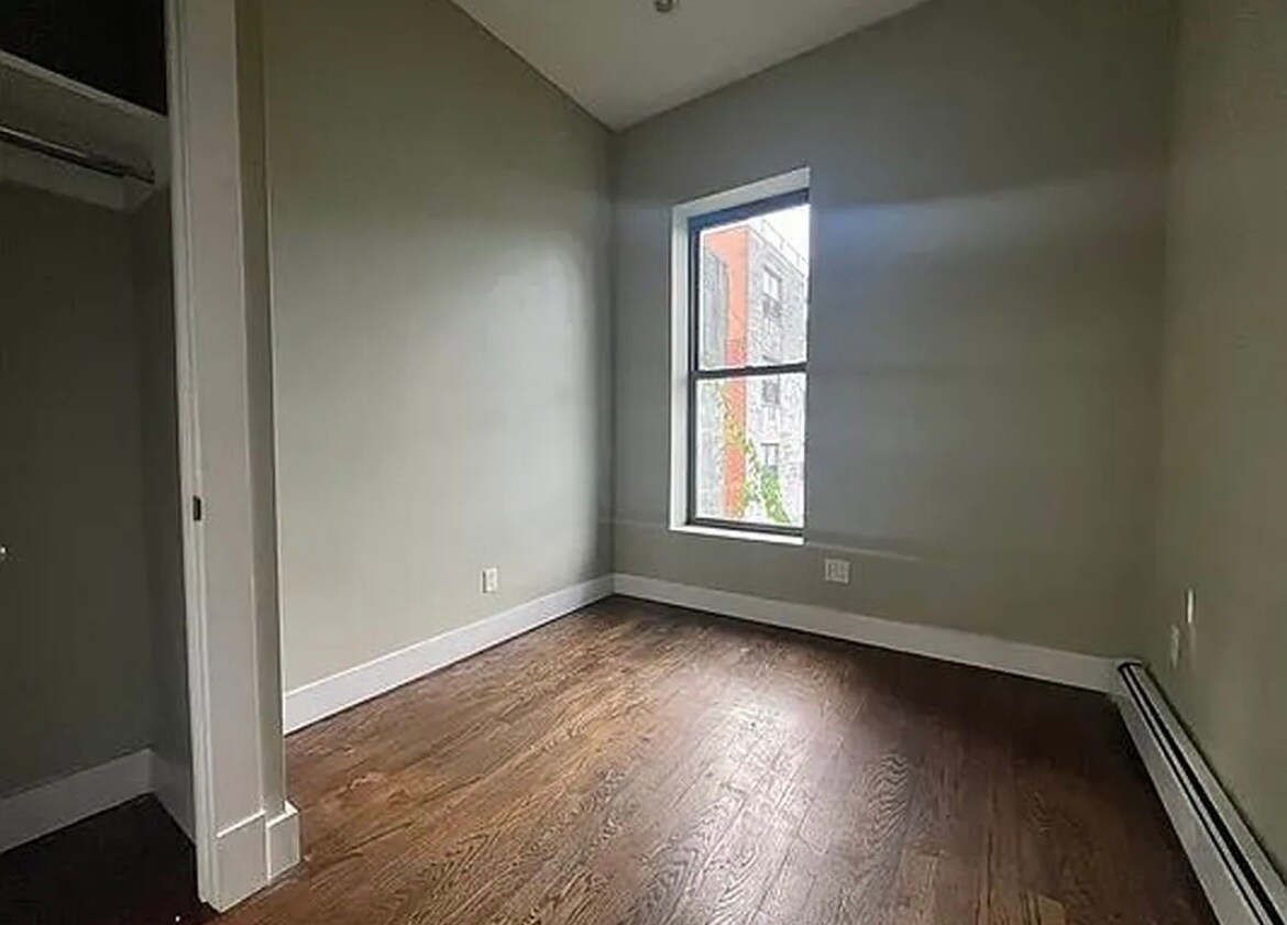 Building Photo - 165 Covert St