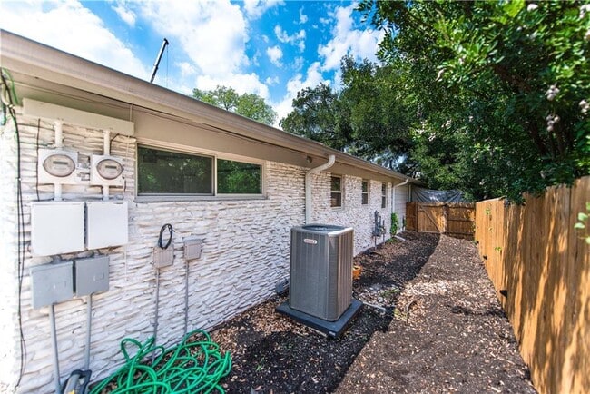 Building Photo - 4908 Rowena Ave