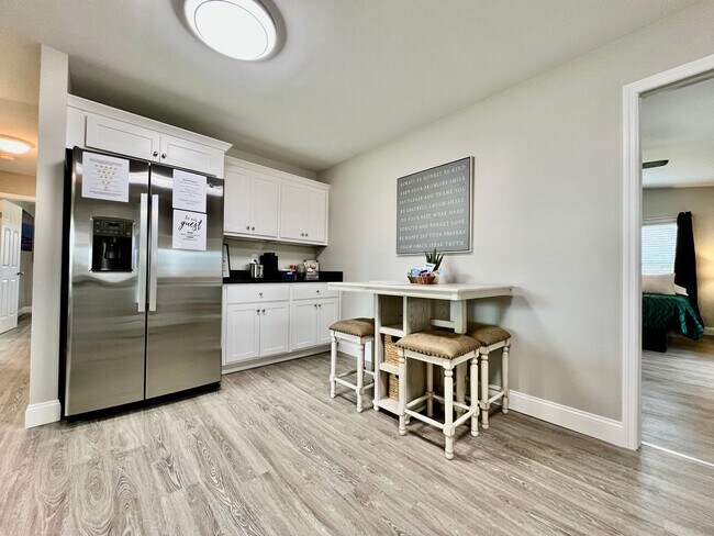 Building Photo - Newly remodeled, furnished home Trenton, Ohio