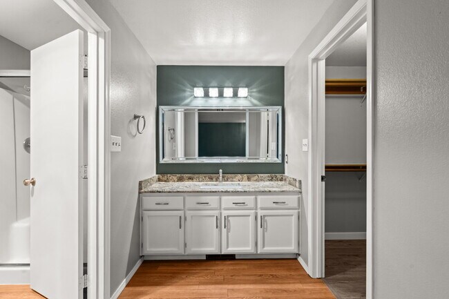 Building Photo - 2360 Temple Dr