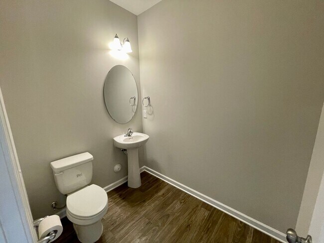 Building Photo - Gorgeous 4 Bed 2.5 Bath Home in GSO