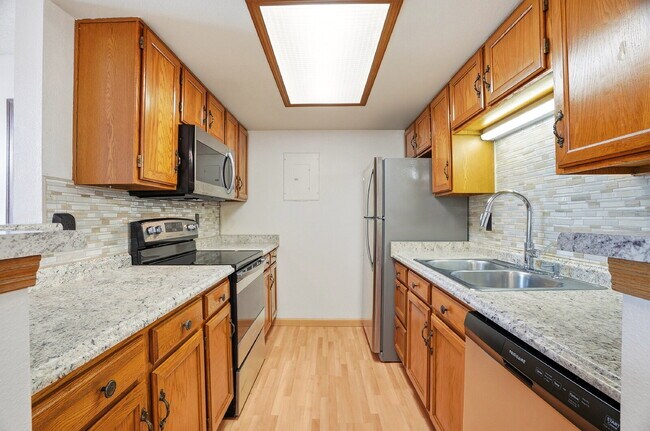 Building Photo - $1,695.95 - 2 Bed, 2 Bath Condo in Aurora with Central AC, and In Unit Laundry!