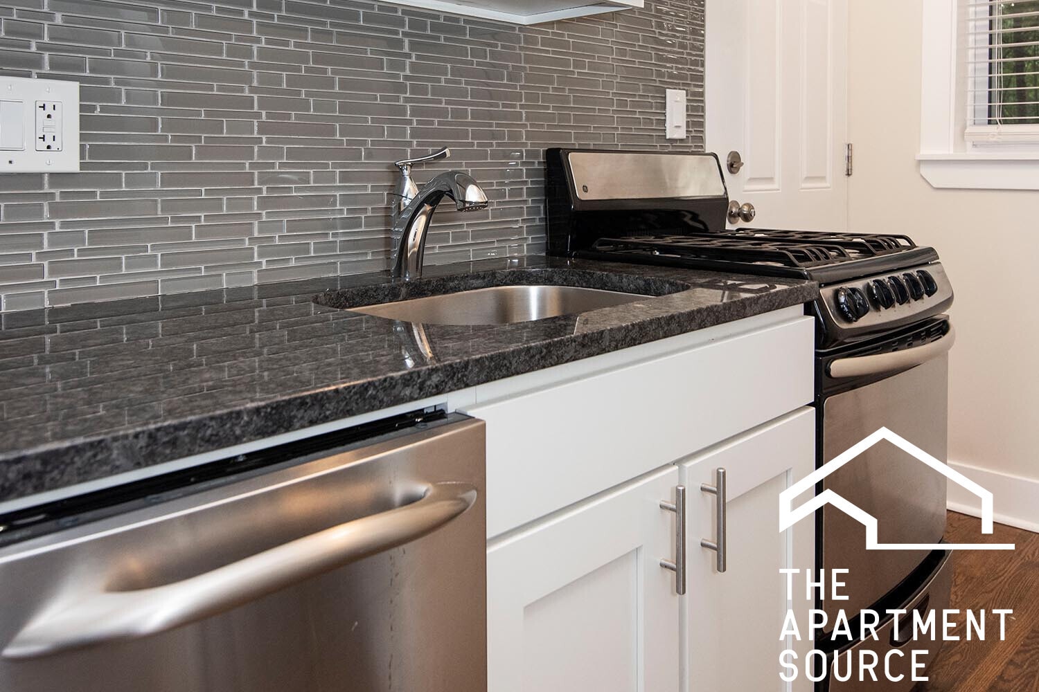 Building Photo - 624 W Roscoe St