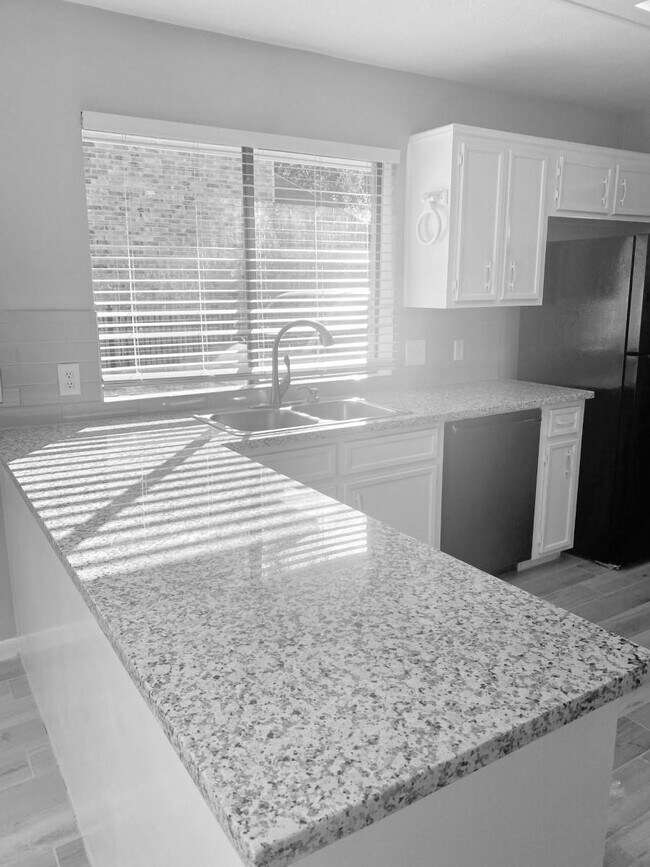 Building Photo - 2338 Brookdale Dr