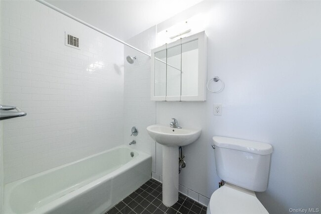 Building Photo - 7 Lake St