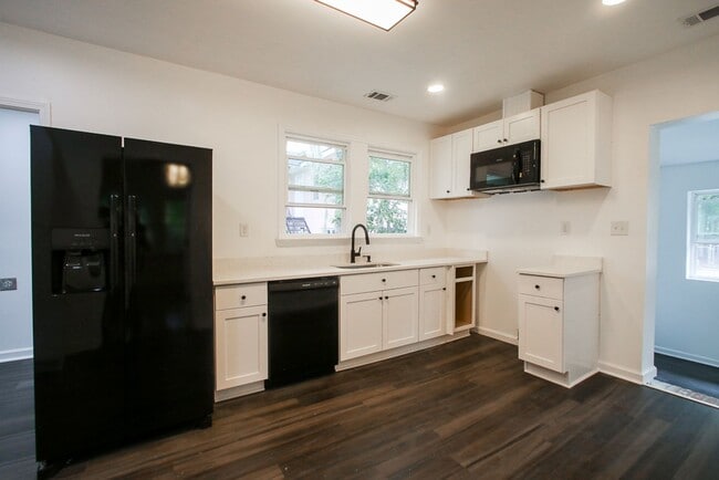 Building Photo - Spacious 4 Bedroom, 2.5 Bath Home in Savan...