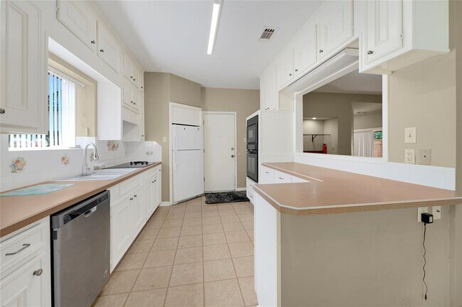 Building Photo - 52 Greentree Ln
