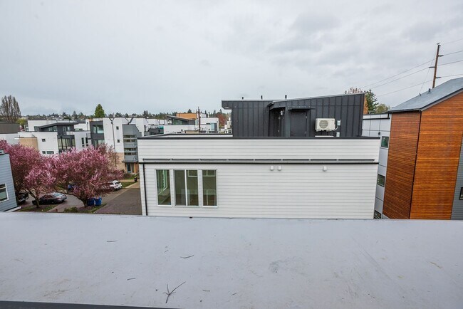 Building Photo - One year old townhome