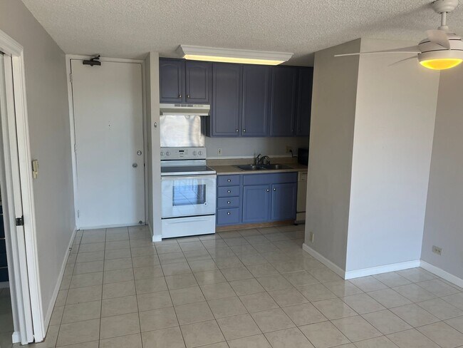 Building Photo - Must See Unit in Makiki!!!