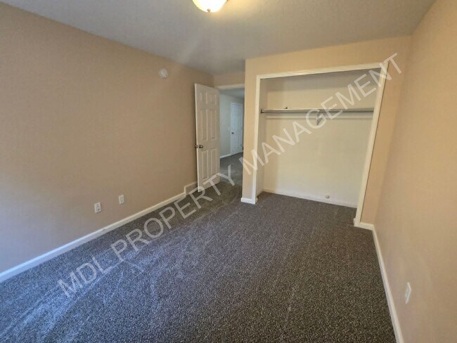 Building Photo - 4-Bedroom Duplex in Midland