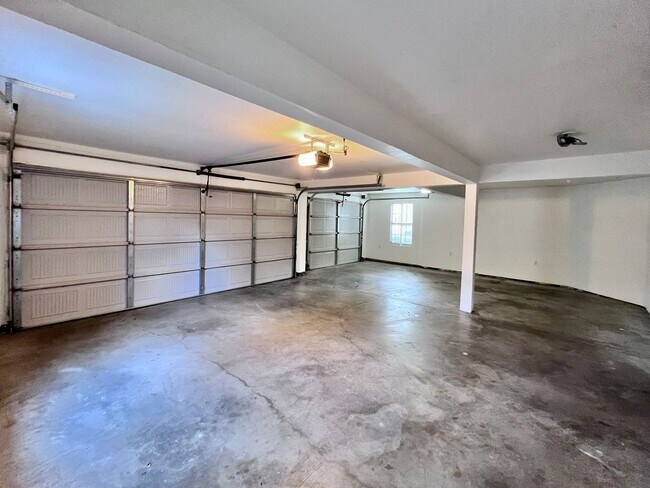 Building Photo - $3,700 Cole & Millbrook, 4 Bedroom House -...