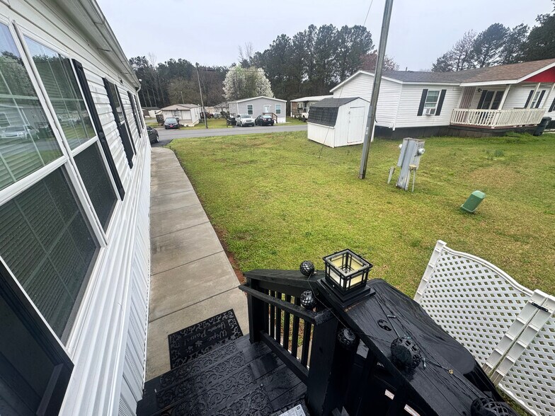 Building Photo - Room in House on Robin Ln