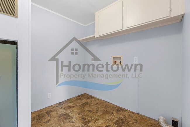 Building Photo - 3 Bedroom 2 Bathroom Home with Off-Street ...