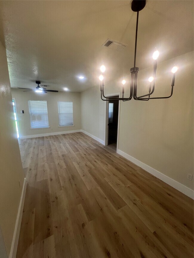 Building Photo - 5735 Kenilwood Dr