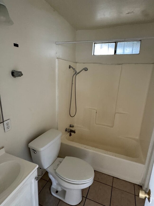 Building Photo - Enjoy this 2 bed/1 bath apartment - Bakers...