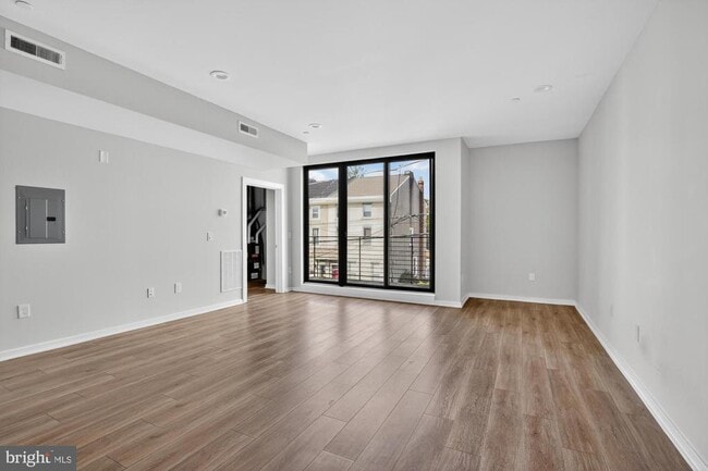 Building Photo - 381 Martin St