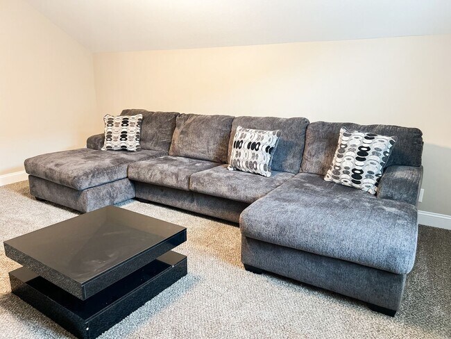 Building Photo - Move-In Specials Available! Beautiful Sing...
