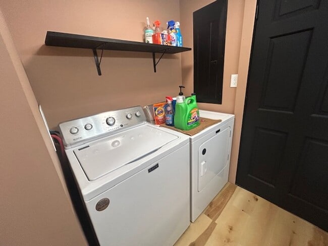 Building Photo - 2 bedroom 1 bath single family home