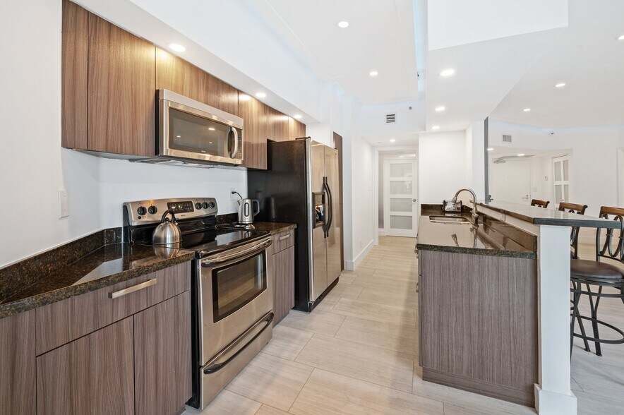 Building Photo - 16485 Collins Ave