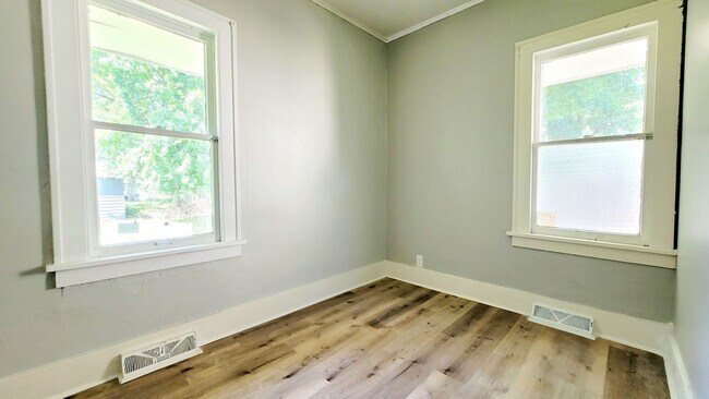 Building Photo - 721 Haney Ave