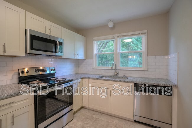 Building Photo - 10104 Bellaire Ave