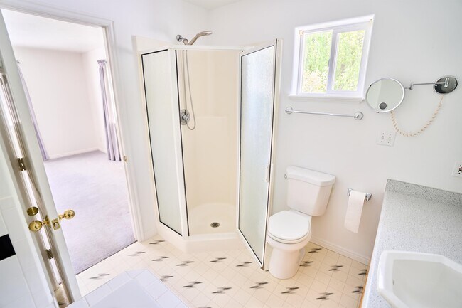 Building Photo - 850 E 550 S