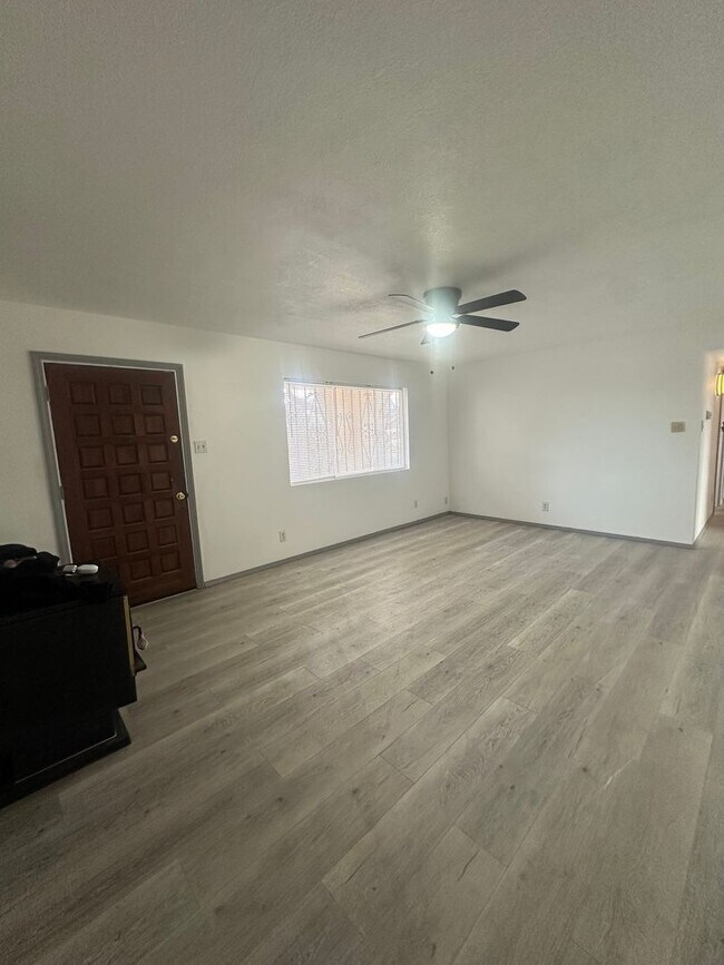 Building Photo - Welcome to this charming 3-bedroom, 2-bathroom home located in Albuquerque, NM