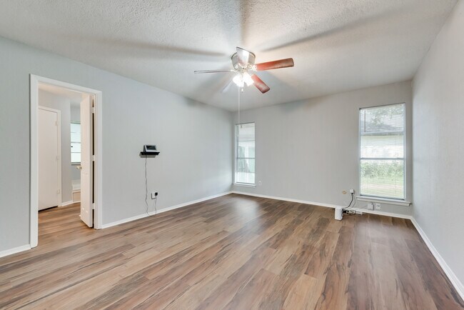 Building Photo - 1006 Walnut Pl