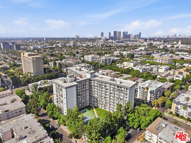 Building Photo - 100 S Doheny Dr