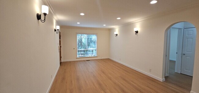 Building Photo - 449 S Doheny Dr