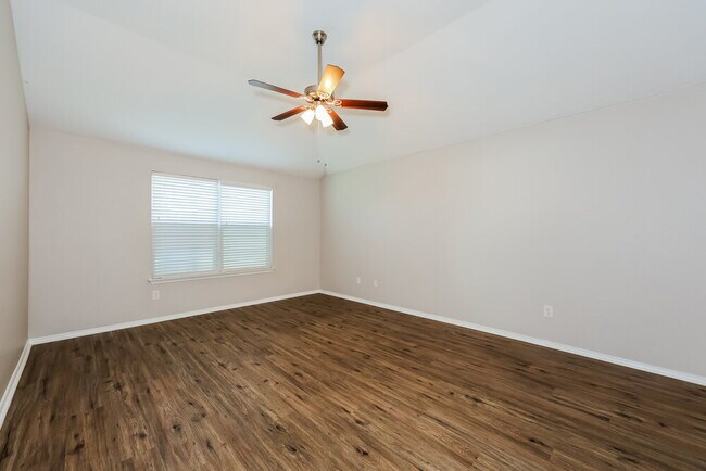 Building Photo - 3020 Meadowbrook Dr