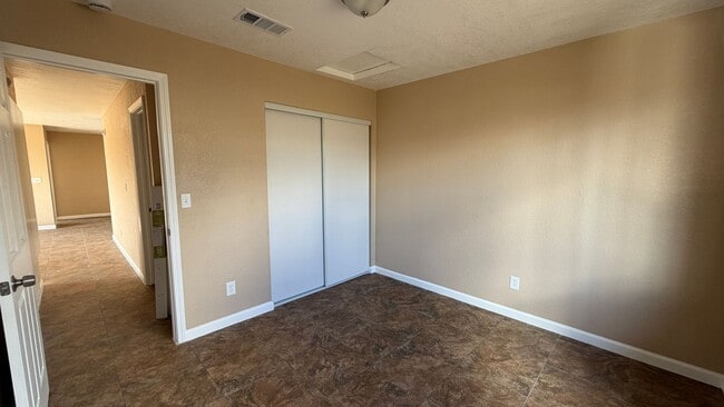 Building Photo - Three Bedroom Two Bathroom Apartment in San Bernardino!