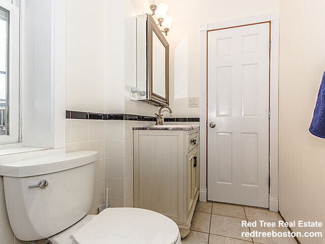 Building Photo - 60 Phillips St