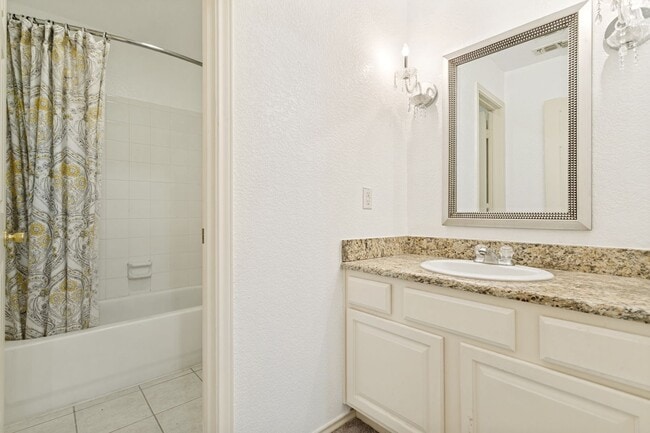 Building Photo - 2-BEDROOM, 2.5-BATHROOM DUPLEX/CONDOMINIUM IN TERRELL HEIGHTS